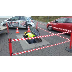 Słupek plastikowy Heavy Duty z rozciąganą taśmą 3,65m, zapięciem standardowym, podstawa upcv