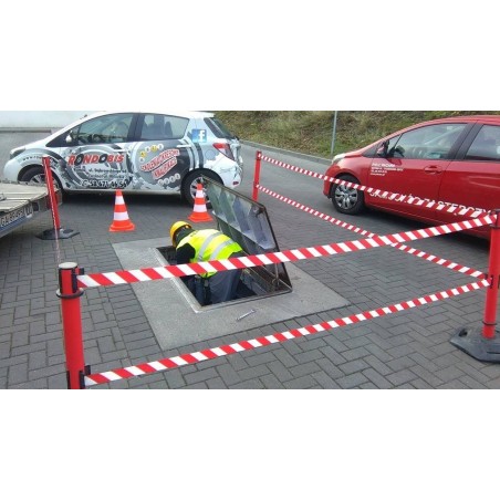 Słupek plastikowy Heavy Duty z rozciąganą taśmą 3,65m, zapięciem standardowym, podstawa upcv