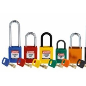 Kłódka BRADY, SafeKey, czerwona, ze stalowym kabłąkiem 38mm, różne klucze
