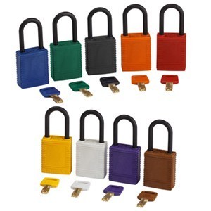 Kłódka BRADY, SafeKey, czerwona, ze stalowym kabłąkiem 38mm, różne klucze