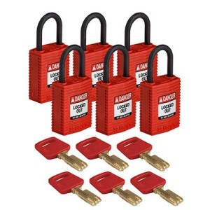 Kłódka BRADY, SafeKey, czerwona, ze stalowym kabłąkiem 38mm, różne klucze