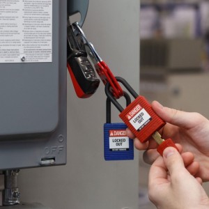 Kłódka Brady SafeKey Lockout, czerwona, z nylonowym kabłąkiem 38mm, różne klucze