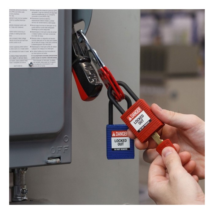 Kłódka Brady SafeKey Lockout, czerwona, z nylonowym kabłąkiem 38mm, różne klucze