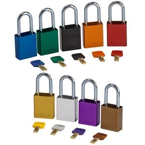 Kłódka BRADY, SafeKey, czarna, aluminiowa, ze stalowym kabłąkiem 38mm, różne klucze