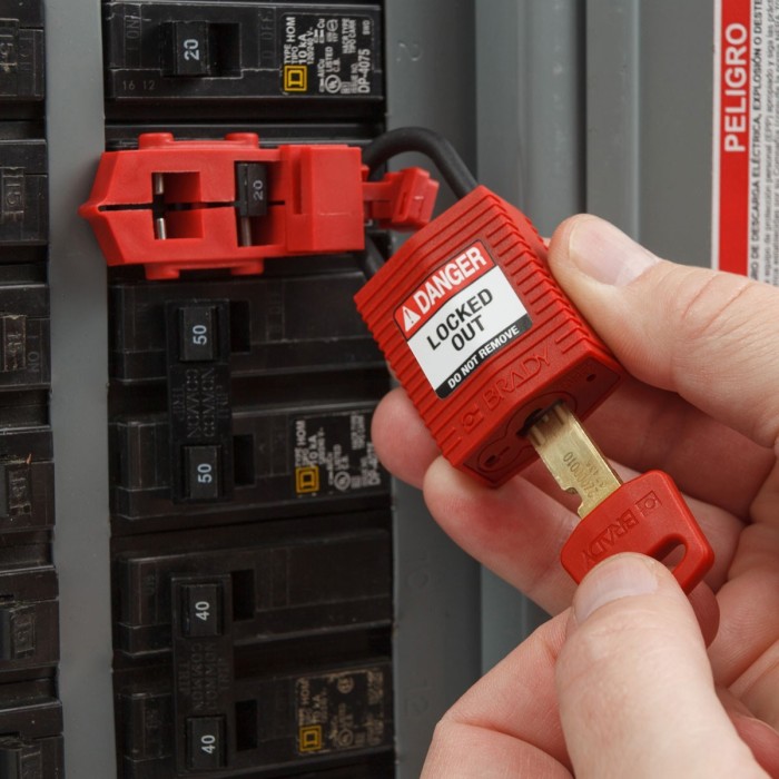 Kłódka Brady SafeKey Lockout, czerwona, z nylonowym kabłąkiem 25mm, różne klucze